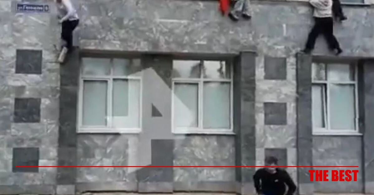 Тарту фото дома с портретами в окнах. Стрельба в перми 20. Профессор закрыл окно уличный шум. Профессор закрыл окно уличный шум. Московский политехнический университет студент выбросился из окна.