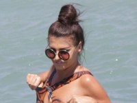 Η Νίνα Λοτσάρη απολαμβάνει την παραλία, ...