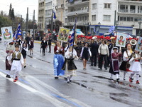 Σε εξέλιξη η μαθητική παρέλαση στην Αθήνα