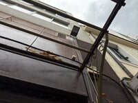 Πάτρα: Γυμνά καλώδια κρέμονται στην οδό ...