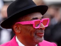 Με Αλμοδόβαρ, Τζόντι Φόστερ, Τζουν-χο κα...