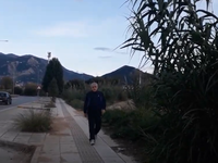 Γυμναζόμαστε έξω από το σπίτι με τον Μάκ...