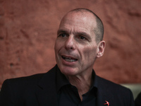 Βαρουφάκης: Δίωξη για δύο κακουργήματα ά...