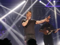 Στο πλευρό του Γιώργου Μαζωνάκη ο ιδιοκτ...