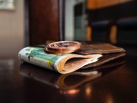 Περπατούσε στη Ρήγα Φεραίου και βρήκε 1.000 ευρώ!