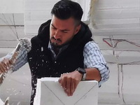 Ο Γιάννης Τσιμιτσέλης φτιάχνει καρναβαλι...