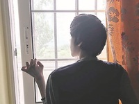 Βγήκε από το κλουβί μέσα στο οποίο ζούσε...