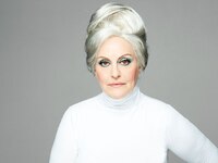 Εντυπωσιακή και κάπως αγνώριστη η Πατριν...