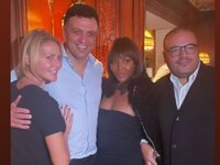 Η Ναόμι Κάμπελ αγκαλιά με Κικίλια και Μπ...