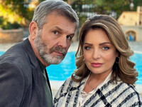 Γη της ελιάς : Ο Τζον πολιορκεί ερωτικά ...