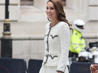 So chic black & white! Αψογο ντύσιμο...