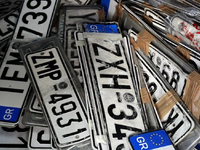 Η αστυνομία επιστρέφει πινακίδες και άδε...