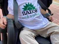 Πάτρα: Ένας μπόμπιρας... "ΠΑΣΟΚ από...