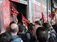 Υπουργείο Εργασίας: Επεισόδια με δακρυγό...