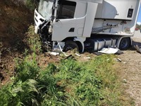 Δυτ. Ελλάδα: Εκτροπή νταλίκας με έναν τρ...