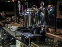 Ιδιοκτήτης καφετέριας έσπρωξε, έβρισε κα...