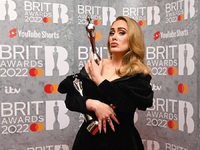 Artist of the Year η Αντέλ, κατατρόπωσε ...