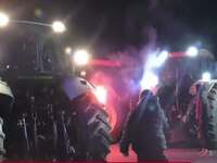 Αγρότες απέκλεισαν το τελωνείο των Ευζών...