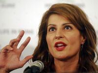 Η Νία Βαρδάλος γράφει βιβλίο για την υιο...