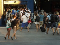 Κορωνοϊός: Με θερμομέτρηση και μάσκες φέ...