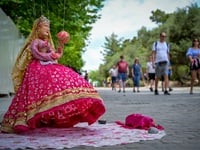 Στη Διονυσίου Αρεοπαγίτου, στη σκιά της Ακρόπολης
