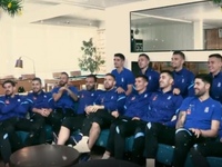 Οι παίκτες της Εθνικής τραγουδούν για τα...