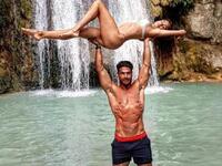 Ο Αναδιώτης σηκώνει στα χέρια του τη σύζ...