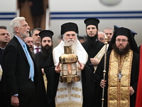 Έφτασε στην Ελλάδα το Άγιο Φως - Προσγει...