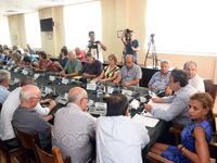 Τα μέλη της Οικονομικής Επιτροπης και τη...