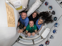 Επιστρέφουν αύριο στη Γη, σε ζωντανή μετ...