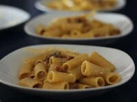 Ριγκατόνι με φέτα και λουκάνικο: Μια νόσ...