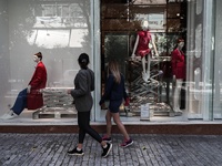 Ανεβάζουν ρολά σήμερα τα εμπορικά καταστ...