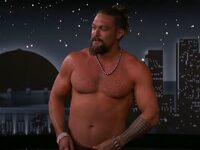 Ο Αμερικανός σταρ Τζέισον Μομόα γδύθηκε ...