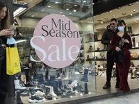 Ενδιάμεσες εκπτώσεις 2022: Αρχίζουν σήμε...