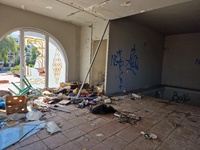 Ένα δημοτικό κτίριο - χωματερή και εστία...