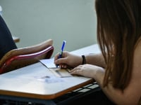 Πανελλήνιες 2025: Τι επιτρέπεται να έχου...