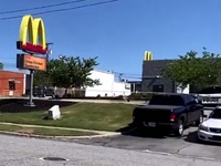 Πυροβολισμοί σε εστιατόριο McDonald’s στ...