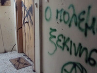 Επίθεση με συνθήματα και μπογιές στα γρα...