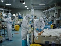 Κορωνοϊός: Σε πόσες μέρες εκδηλώνονται τ...