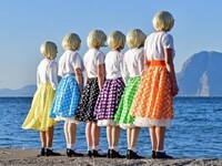 Το σποτ για την παράσταση «Μερικοί το πρ...