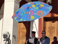 Άνοιξαν ομπρέλα παραλίας οι αντιεμβολιασ...