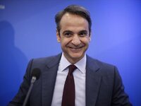 Όταν διορίζεις ακόμα και τα αδέλφια της ...