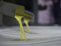 Reuters: Τραμπ και δασμοί ωθούν Έλληνες ...