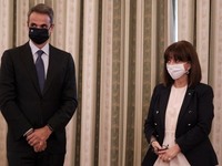 LIVE: Σε τρεις ομάδες η ορκωμοσία των νέ...