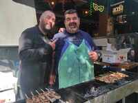 Τσικνοπέμπτη: Το τσικνίζει και το γλεντά...