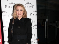 Η Κωνσταντίνα Μιχαήλ μας δείχνει το κορμ...