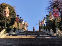 Πάτρα: Πολύχρωμες μάσκες στις σκάλες της...