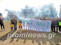 Πρόταση γάμου μέσα στο γήπεδο στο παιχνί...