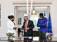 Έλληνες πολιτογραφήθηκαν η Βερόνικα και ...