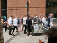 Γιατί κάποιοι δεν περπατούν ποτέ αργά; Η...